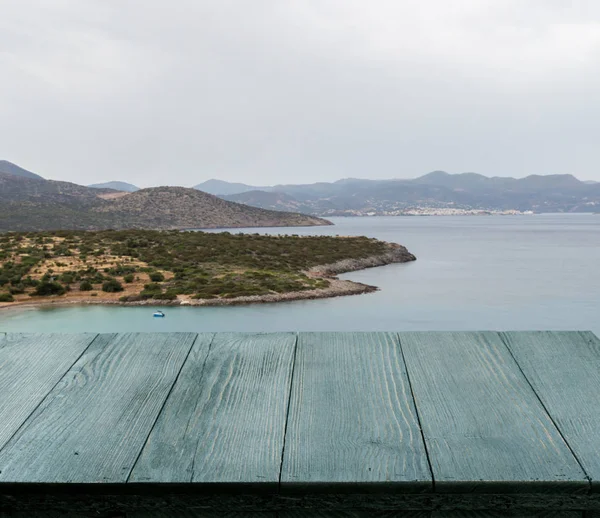 Güzel yaz günü manzaralı ahşap masa dışında. Rustik ahşap Resepsiyon deniz görünümü arka plan üzerine açık. Şablon ürün reklam için tezgah ile sahte
