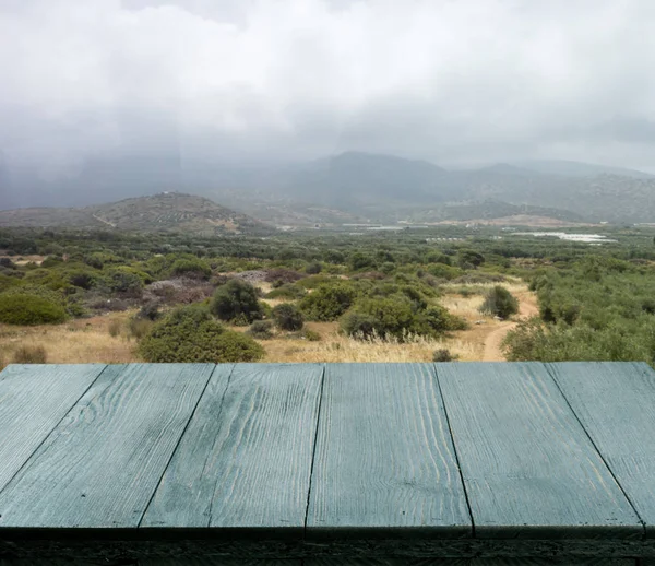 Güzel yaz günü dağ manzaralı ahşap masa dışında. Rustik ahşap resepsiyon açık arka plan. Şablon ürün reklam için tezgah ile sahte
