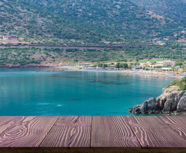 Güzel yaz günü manzaralı ahşap masa dışında. Rustik ahşap Resepsiyon deniz görünümü arka plan üzerine açık. Şablon ürün reklam için tezgah ile sahte