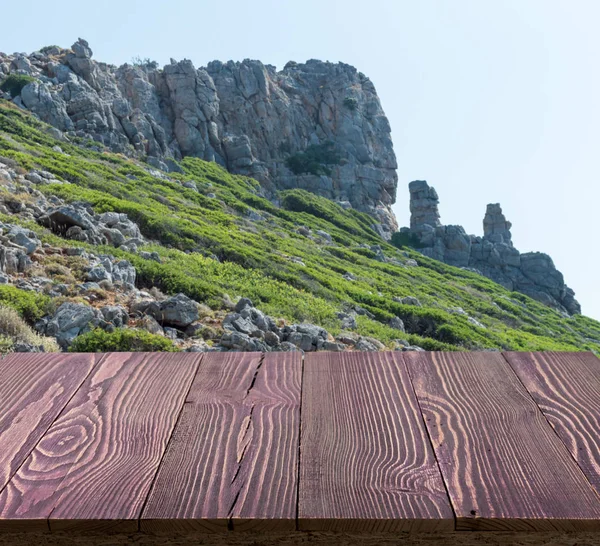 Güzel yaz günü dağ manzaralı ahşap masa dışında. Rustik ahşap resepsiyon açık arka plan. Şablon ürün reklam için tezgah ile sahte