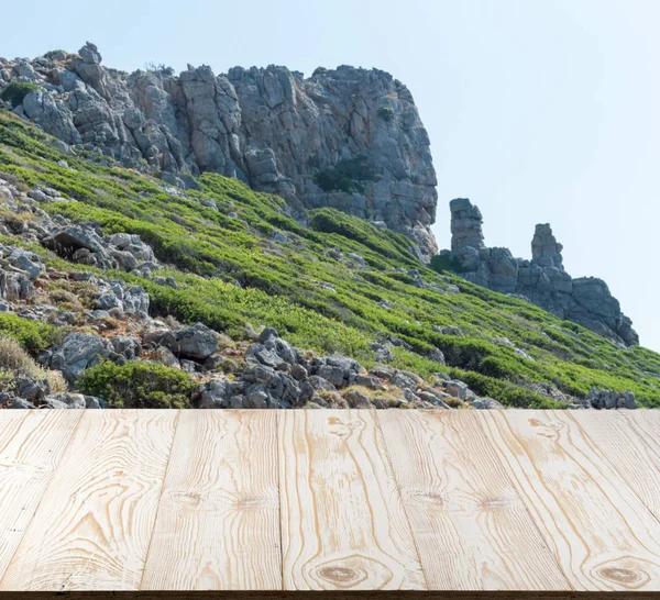 Güzel yaz günü dağ manzaralı ahşap masa dışında. Rustik ahşap resepsiyon açık arka plan. Şablon ürün reklam için tezgah ile sahte