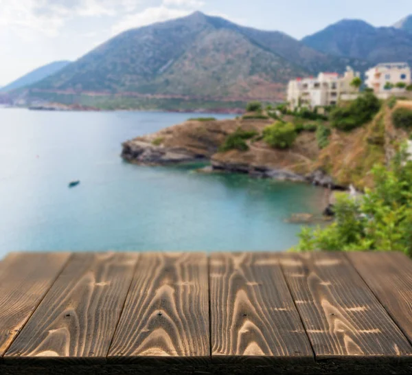 Güzel yaz günü manzaralı ahşap masa dışında. Rustik ahşap Resepsiyon deniz görünümü arka plan üzerine açık. Şablon ürün reklam için tezgah ile sahte