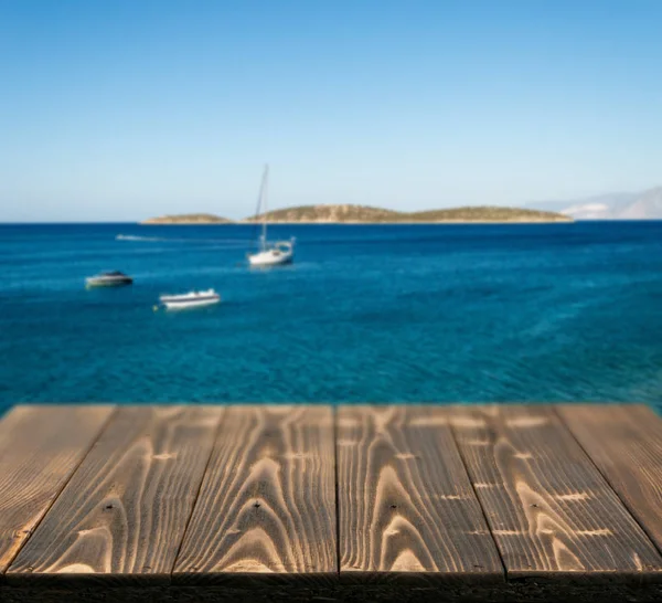 Güzel yaz günü manzaralı ahşap masa dışında. Rustik ahşap Resepsiyon deniz görünümü arka plan üzerine açık. Şablon ürün reklam için tezgah ile sahte