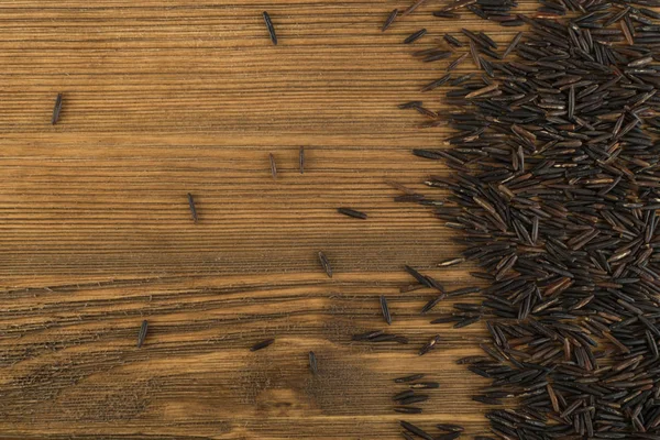 Ham siyah yabani pirinç arka plan üstten görünüm. Sağlıklı diyet Kanada pirinç tahıl doku ile metin için yer