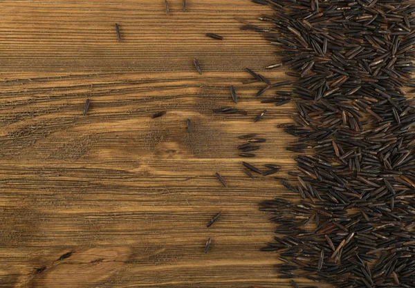 Ham siyah yabani pirinç arka plan üstten görünüm. Sağlıklı diyet Kanada pirinç tahıl doku ile metin için yer