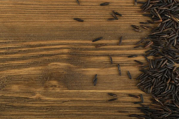 Ham siyah yabani pirinç arka plan üstten görünüm. Sağlıklı diyet Kanada pirinç tahıl doku ile metin için yer