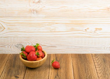 Ürün montajı için eski vintage ahşap arka plan üzerinde taze güzel çilek avuç. Kahverengi ahşap masa Danışma Kurulu doku kopya alanı ile Olgun kırmızı çilek ile