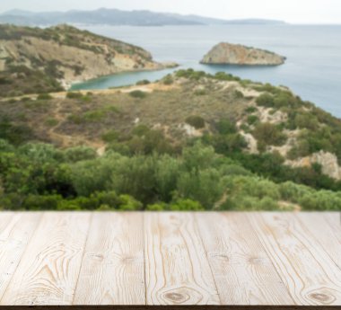 Güzel yaz günü manzaralı ahşap masa dışında. Rustik ahşap Resepsiyon deniz görünümü arka plan üzerine açık. Şablon ürün reklam için tezgah ile sahte