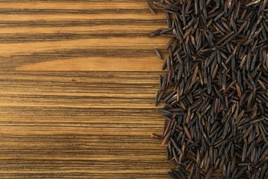 Ham siyah yabani pirinç arka plan üstten görünüm. Sağlıklı diyet Kanada pirinç tahıl doku ile metin için yer