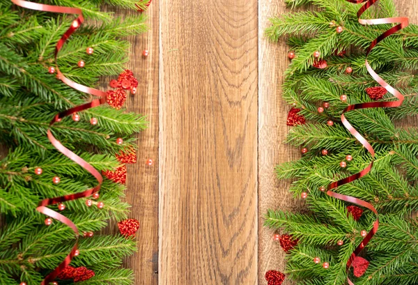 Weihnachtlicher Hintergrund Mit Tannenzweigen Auf Holzkulisse Flach Gelegt Und Von — Stockfoto