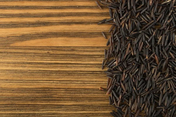 Ham siyah yabani pirinç arka plan üstten görünüm. Sağlıklı diyet Kanada pirinç tahıl doku ile metin için yer