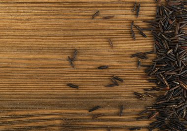 Ham siyah yabani pirinç arka plan üstten görünüm. Sağlıklı diyet Kanada Bio pirinç tahıl doku ile metin için yer