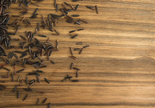 Ham siyah yabani pirinç arka plan üstten görünüm. Sağlıklı diyet Kanada Bio pirinç tahıl doku ile metin için yer