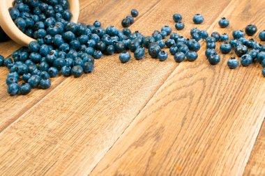 Kopya alanı tasarım montaj veya mockup eski ahşap zemin üzerine mavi çilek. Rustik ahşap masa Danışma Kurulu doku tatlı yaban mersini ile yakın çekim