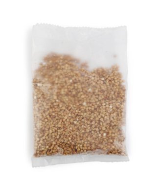 Kırpma yolu ile beyaz arka plan üzerinde izole yemek pişirmek için paket kaynar Ham buğday taneleri kuru. Rus kaşa veya pişmemiş Pseudocereal Buck buğday Plastik Pack kes şunu