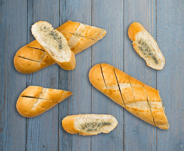 Baguete Com Manteiga Alho Ervas Aromáticas Sobre Fundo Mesa Madeira — Fotografia de Stock