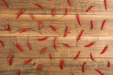 Çok sıcak biber rustik ahşap arka plan üstten görünüm üzerinde. Kırmızı baharatlı biber biber desen veya zemin için Hint menü için oryantal yiyecek tasarım