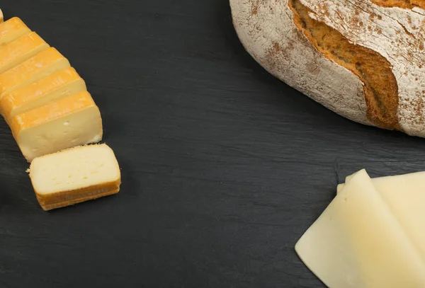 Käsebrett Mit Limburger Scheiben Hervekäse Oder Reblochon Und Blauem Gorgonzola — Stockfoto