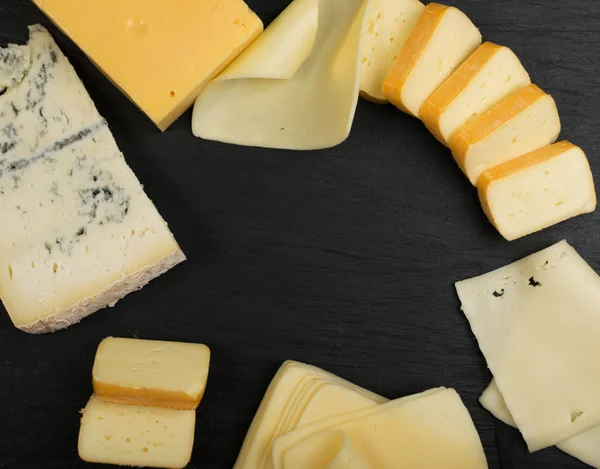 Käsebrett Mit Limburger Scheiben Hervekäse Oder Reblochon Und Blauem Gorgonzola — Stockfoto