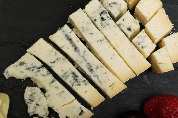 Käsebrett Mit Limburger Scheiben Hervekäse Oder Reblochon Und Blauem Gorgonzola — Stockfoto