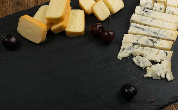 Cheeseboard Con Limburger Rodajas Herve Cheese Reblochon Blue Gorgonzola Roquefort —  Fotos de Stock