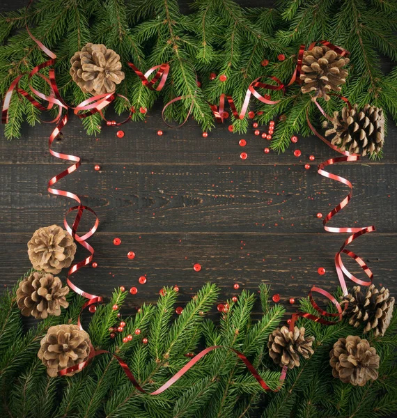 Weihnachtlicher Hintergrund Mit Tannenzweigen Und Tannenzapfen Auf Holzkulisse Flach Liegend — Stockfoto