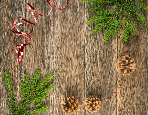 クリスマスの背景にモミの枝 木製の背景フラット レイアウトとビューの松ぼっくり コピー スペース クリスマス花のフレームの装飾 年賀の創造的なクリスマス ツリーの枠線 — ストック写真