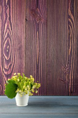 Ihlamur çiçek ahşap arka plan üzerinde. Güzel yaz buket ahşap masa doku üzerinde. Ihlamur çiçeği ile metin için yer