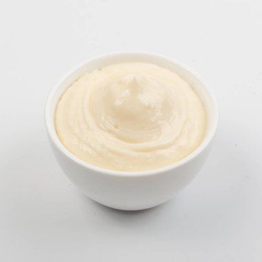 Ev yapımı zeytin mayonez ya da küçük beyaz kase mayonez sos kapatın. Yunan yoğurt, ekşi krema, peynir puding veya Aioli gri arka plan üzerinde izole makro fotoğraf