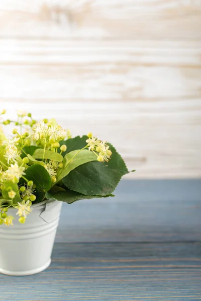 木製の背景にシナノキの花 木製のテーブルのテクスチャーに美しい夏の花束 テキスト シナノキの花 — ストック写真