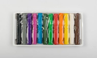 Yeni 12 kil modelleme renk gri arka plan üstten görünüm kutusunda yapışıyor. Yaratıcı hamuru, hamur veya doh çocuklar yaratıcılık için