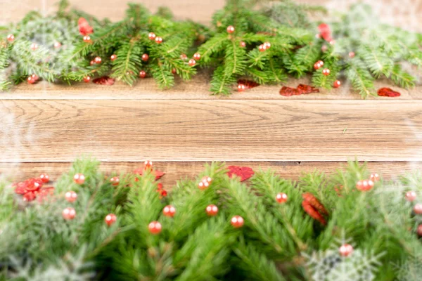 クリスマスの背景にモミの枝 木製の背景フラット横たわっていた トップ ビューで雪 コピー スペース クリスマス花のフレームの装飾 年賀の創造的なクリスマス ツリーの枠線 — ストック写真