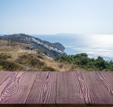 Güzel yaz günü manzaralı ahşap masa dışında. Rustik ahşap Resepsiyon deniz görünümü arka plan üzerine açık. Şablon ürün reklam için tezgah ile sahte