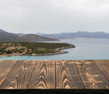 Güzel yaz günü manzaralı ahşap masa dışında. Rustik ahşap Resepsiyon deniz görünümü arka plan üzerine açık. Şablon ürün reklam için tezgah ile sahte