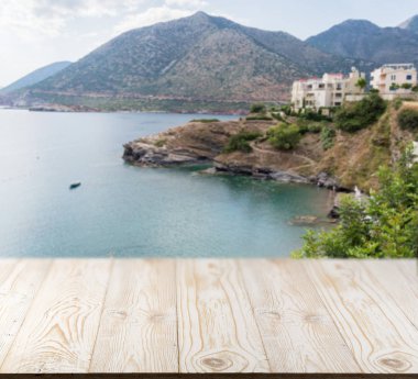 Güzel yaz günü manzaralı ahşap masa dışında. Rustik ahşap Resepsiyon deniz görünümü arka plan üzerine açık. Şablon ürün reklam için tezgah ile sahte