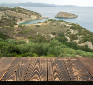 Güzel yaz günü manzaralı ahşap masa dışında. Rustik ahşap Resepsiyon deniz görünümü arka plan üzerine açık. Şablon ürün reklam için tezgah ile sahte