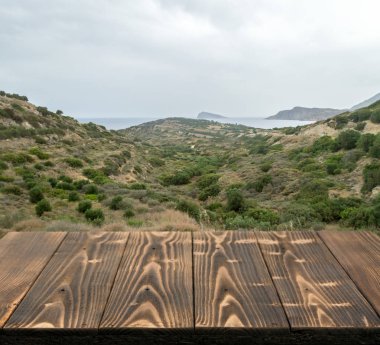 Güzel yaz günü manzaralı ahşap masa dışında. Rustik ahşap Resepsiyon deniz görünümü arka plan üzerine açık. Şablon ürün reklam için tezgah ile sahte