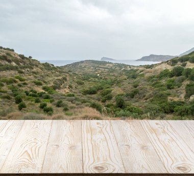 Güzel yaz günü dağ manzaralı ahşap masa dışında. Rustik ahşap resepsiyon açık arka plan. Şablon ürün reklam için tezgah ile sahte