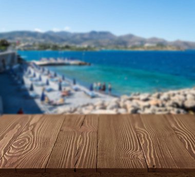 Güzel yaz günü manzaralı ahşap masa dışında. Rustik ahşap Resepsiyon deniz görünümü arka plan üzerine açık. Şablon ürün reklam için tezgah ile sahte