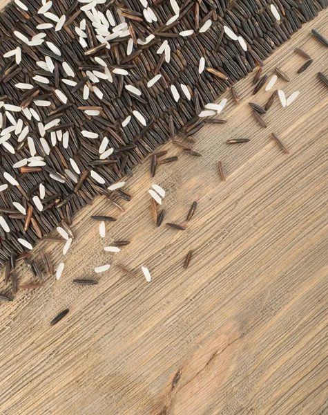 古い木材の背景上面に生黒ワイルド ライス 健康的なダイエット カナダ バイオ米穀物テクスチャ テキスト — ストック写真