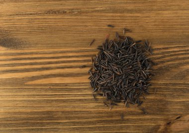 Ham siyah yabani pirinç arka plan üstten görünüm. Sağlıklı diyet Kanada pirinç tahıl doku ile metin için yer