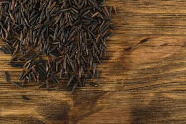 Ham siyah yabani pirinç arka plan üstten görünüm. Sağlıklı diyet Kanada pirinç tahıl doku ile metin için yer