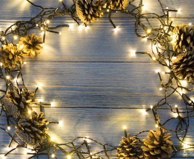 Ahşap arka plan boşaltmak ile üstten görünüm Noel ışığı. Yeni yıl çerçeve veya Xmas Mockup Vintage ahşap doku Garland ışıkları