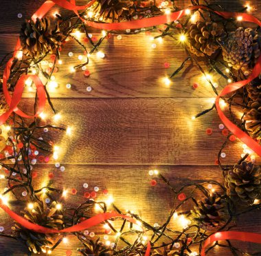 Ahşap arka plan boşaltmak ile üstten görünüm Noel ışığı. Yeni yıl çerçeve veya Xmas Mockup Vintage ahşap doku Garland ışıkları