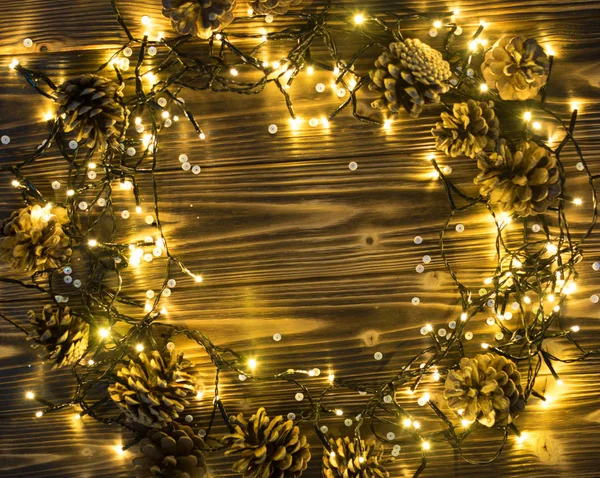 Copyspace の木製の背景上面にクリスマス ライト 新年枠やクリスマスのモックアップのヴィンテージのウッド テクスチャのガーランド ライト — ストック写真