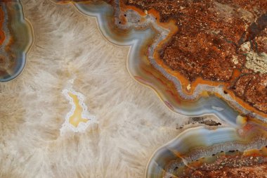 Makro fotoğraf ham maden taşlı veya cilalı taş yüzey dokusu ile parlak kristalleri. Sarı-yeşil gem arka plan veya desen
