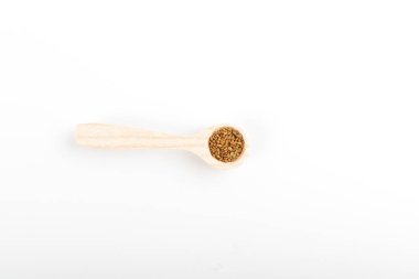 Yonca tohum veya Medicago tahta kaşık beyaz arka plan üzerinde üstten görünüm izole içinde. Küçük Lucerne kullanır sağlıklı Superfood ve güneyde Hint mutfağı yemekleri ortak madde olarak tahıllar