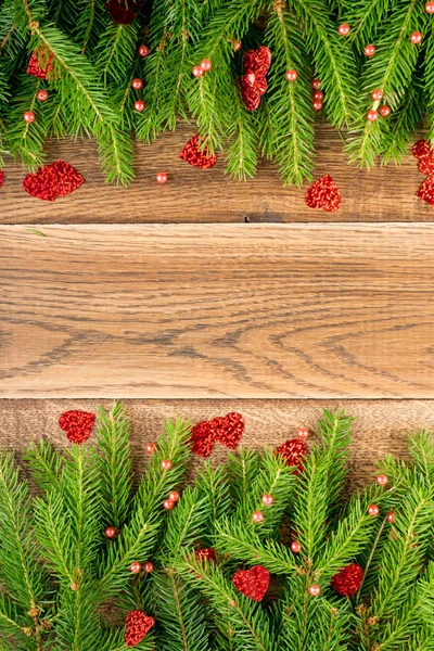 Weihnachtlicher Hintergrund Mit Tannenzweigen Auf Holzkulisse Flach Gelegt Und Von — Stockfoto