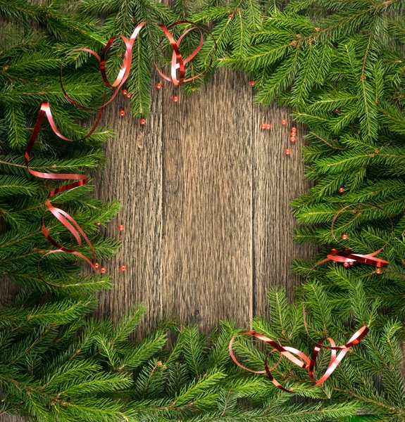 ビンテージ木製背景フラット レイアウトとビューのモミの枝でクリスマスの背景 コピー スペース クリスマス花のフレームの装飾 年賀の創造的なクリスマス ツリーの枠線 — ストック写真