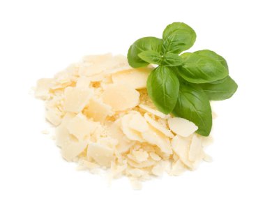 Parmesan peynir pul ve kırıntıları beyaz arka plan üzerinde izole fesleğen yaprakları ile yığını. İtalyan kahvaltilari reggiano salata ve makarna için kare parçaları yakın çekim